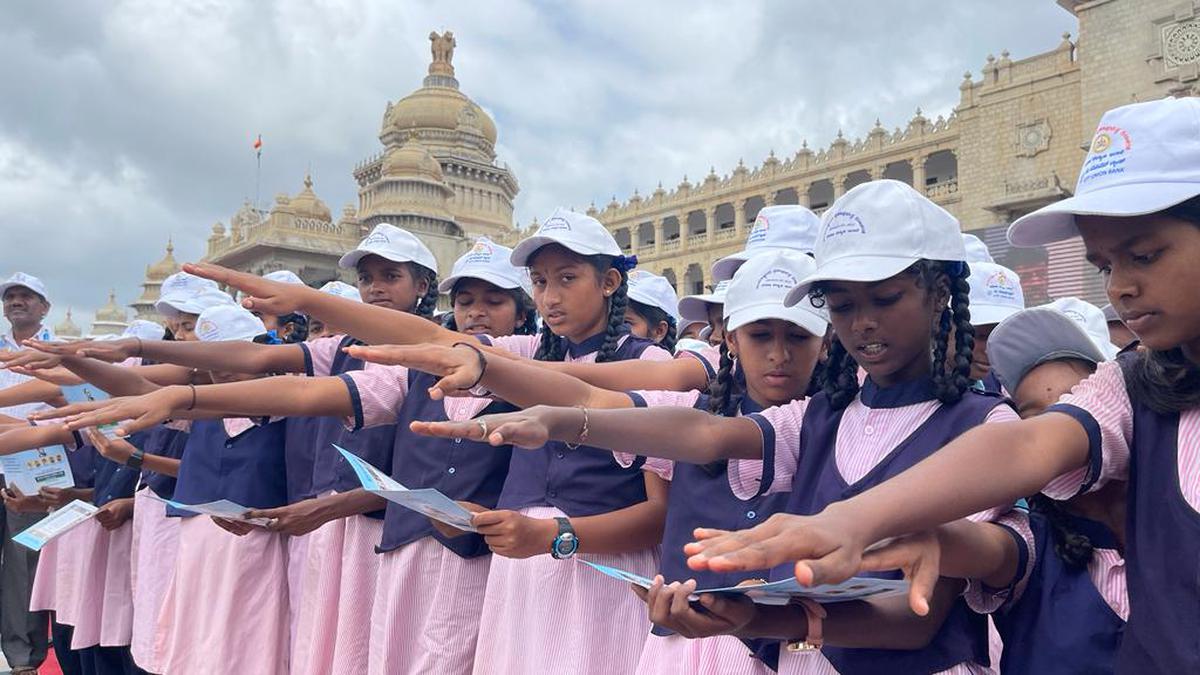 Millions Join Karnataka Cm In Reading Preamble Of Indian Constitution The Hindu 9369